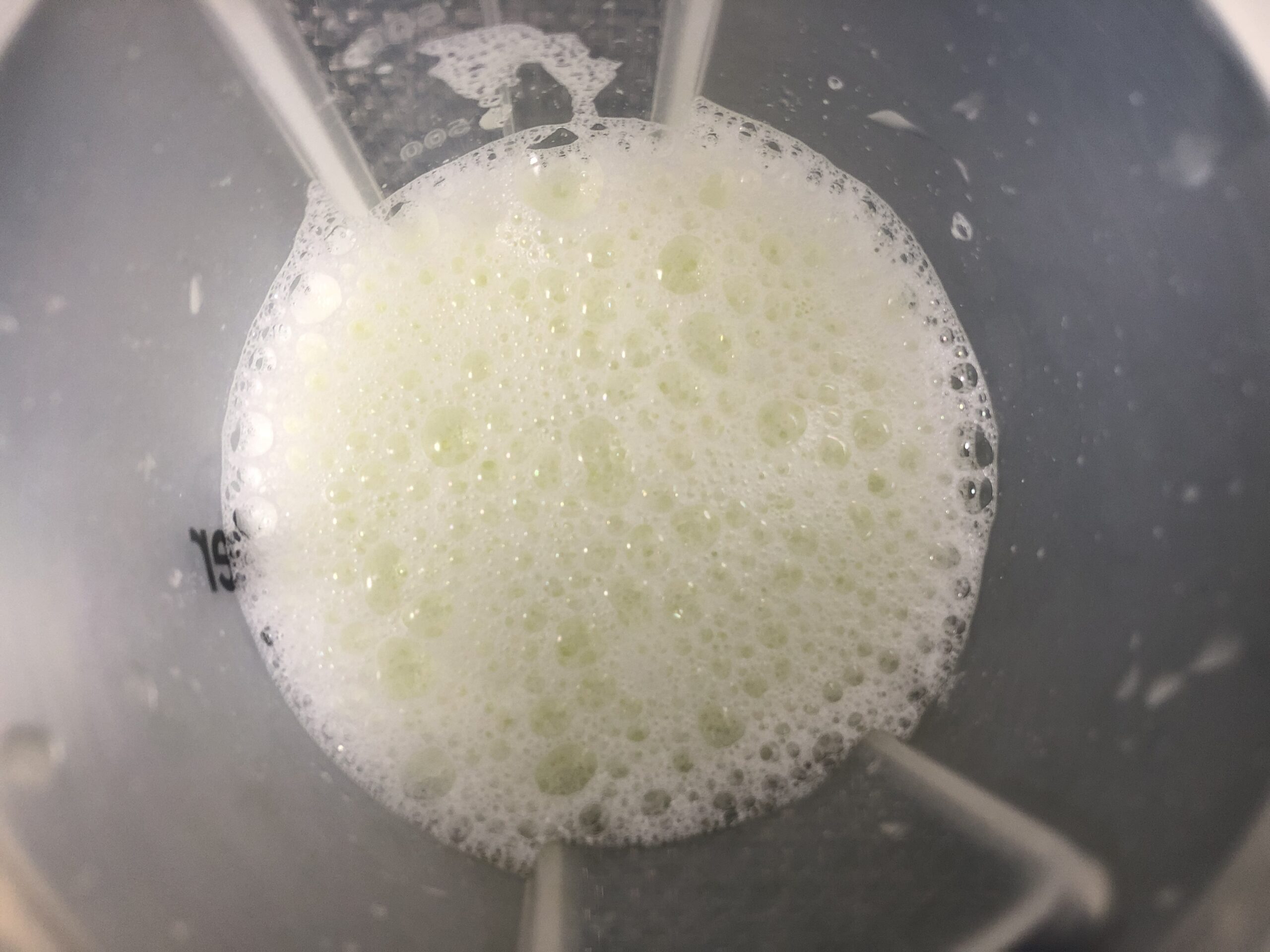 レモンライム味を400mlの水に溶かした直後の泡立ち