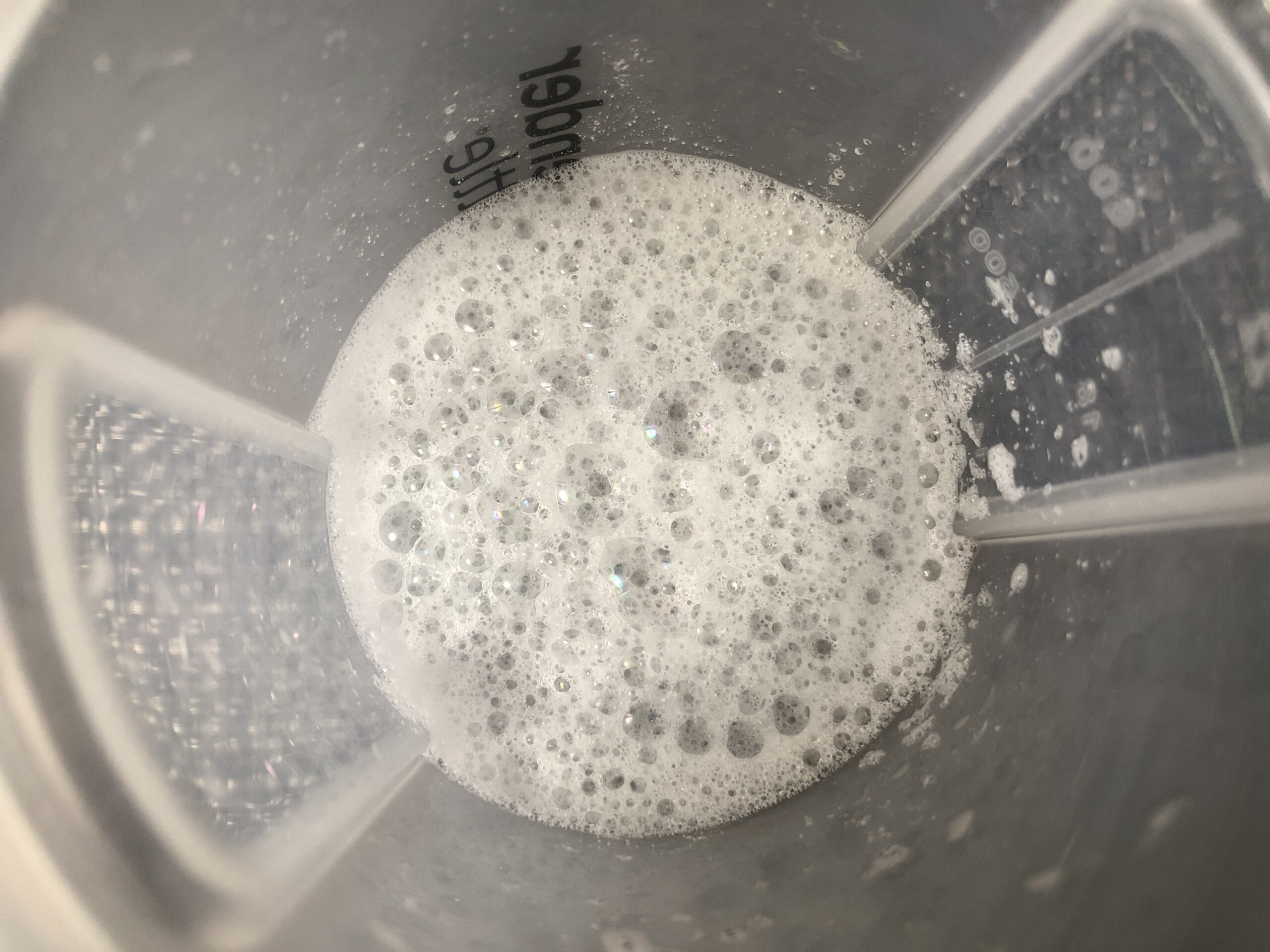 エクステンドBCAA「グレーシャルグレープ」味を水に溶かした直後の泡立ち