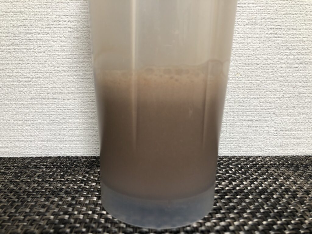 ゴールドスタンダード・チョコレートミント味を水に溶かした直後の泡立ち(ボトル横から)
