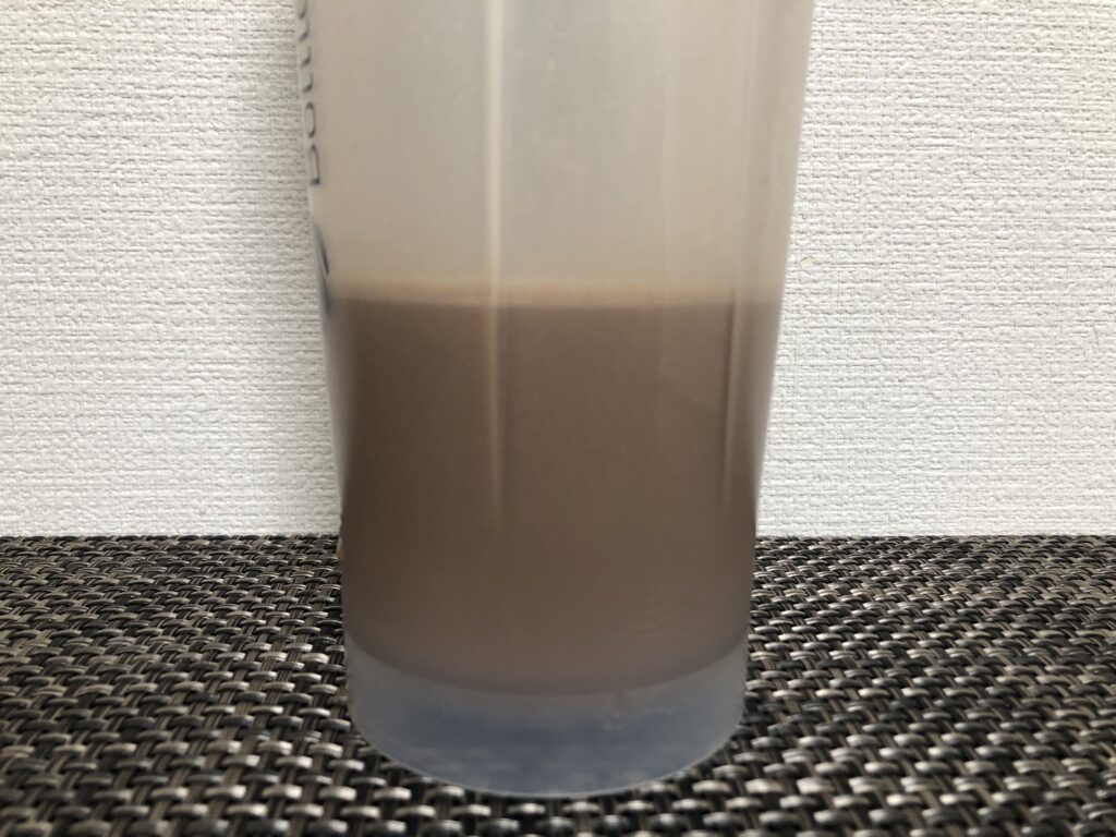 ゴールドスタンダード・エクストリームミルクチョコレート味を水に溶かした直後の泡立ち(ボトル横から)