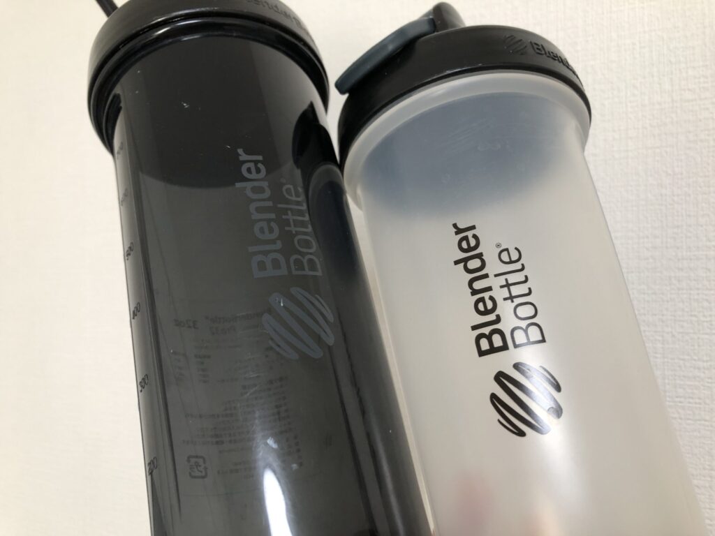実際に利用しているブレンダーボトル(ブラックとクリア)
