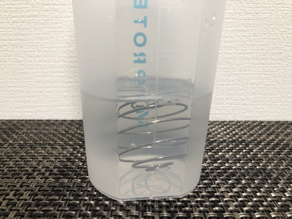 プロテインシェイカーに水とブレンダーボールを入れた状態