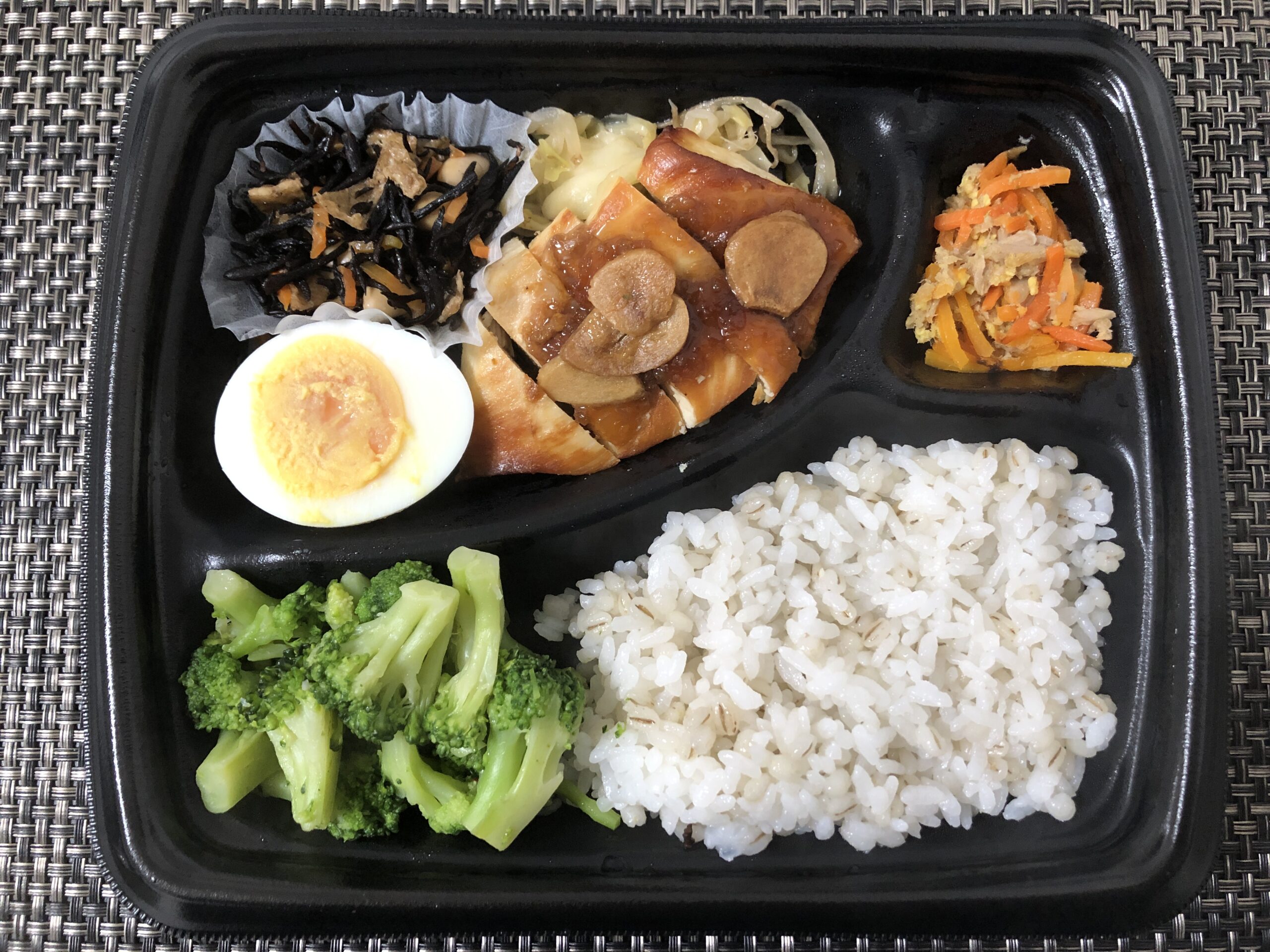 ローソン「鶏むね肉のスパイシーガーリック焼弁当」