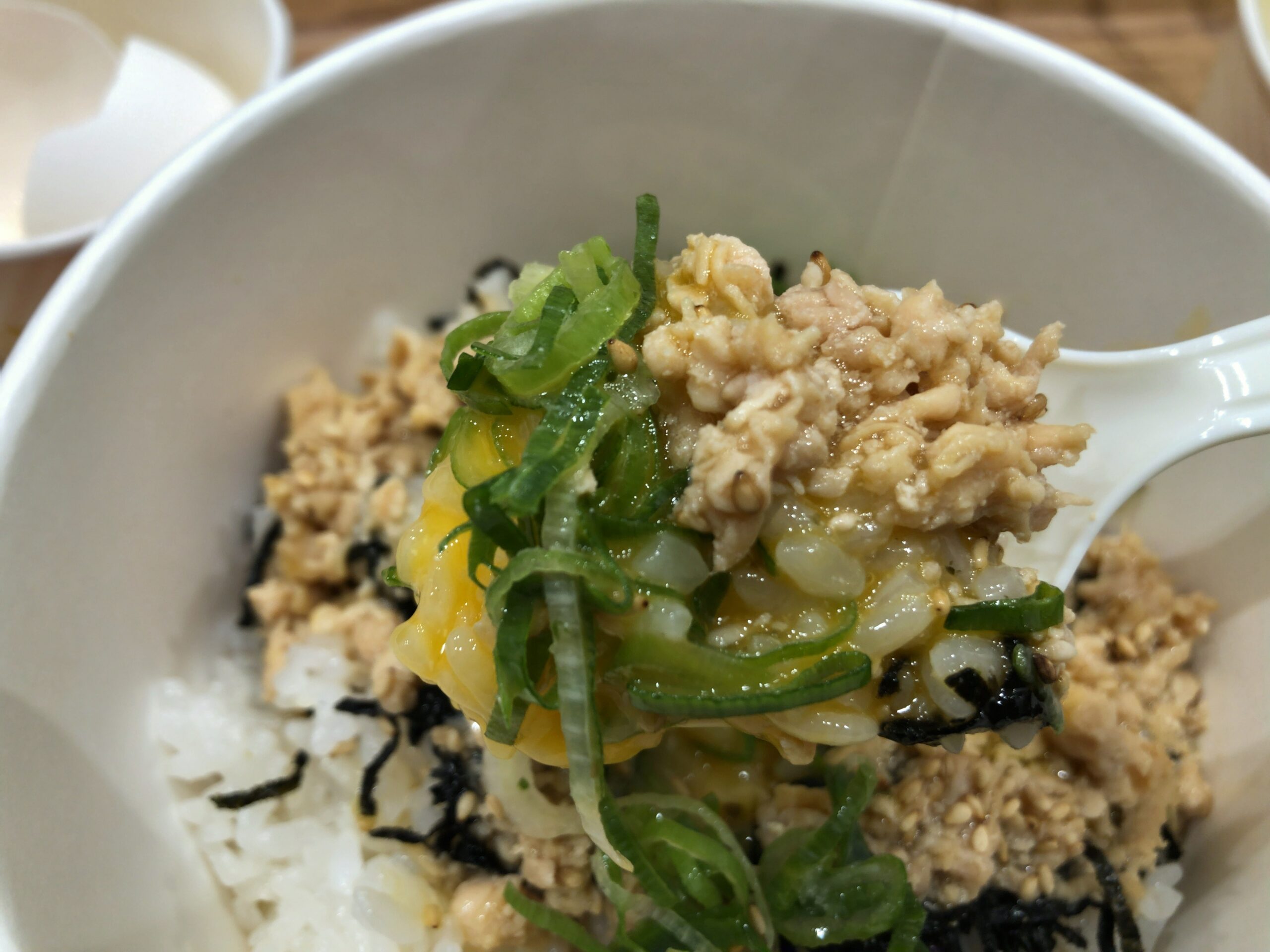 すき家「とりそぼろ丼」アップ