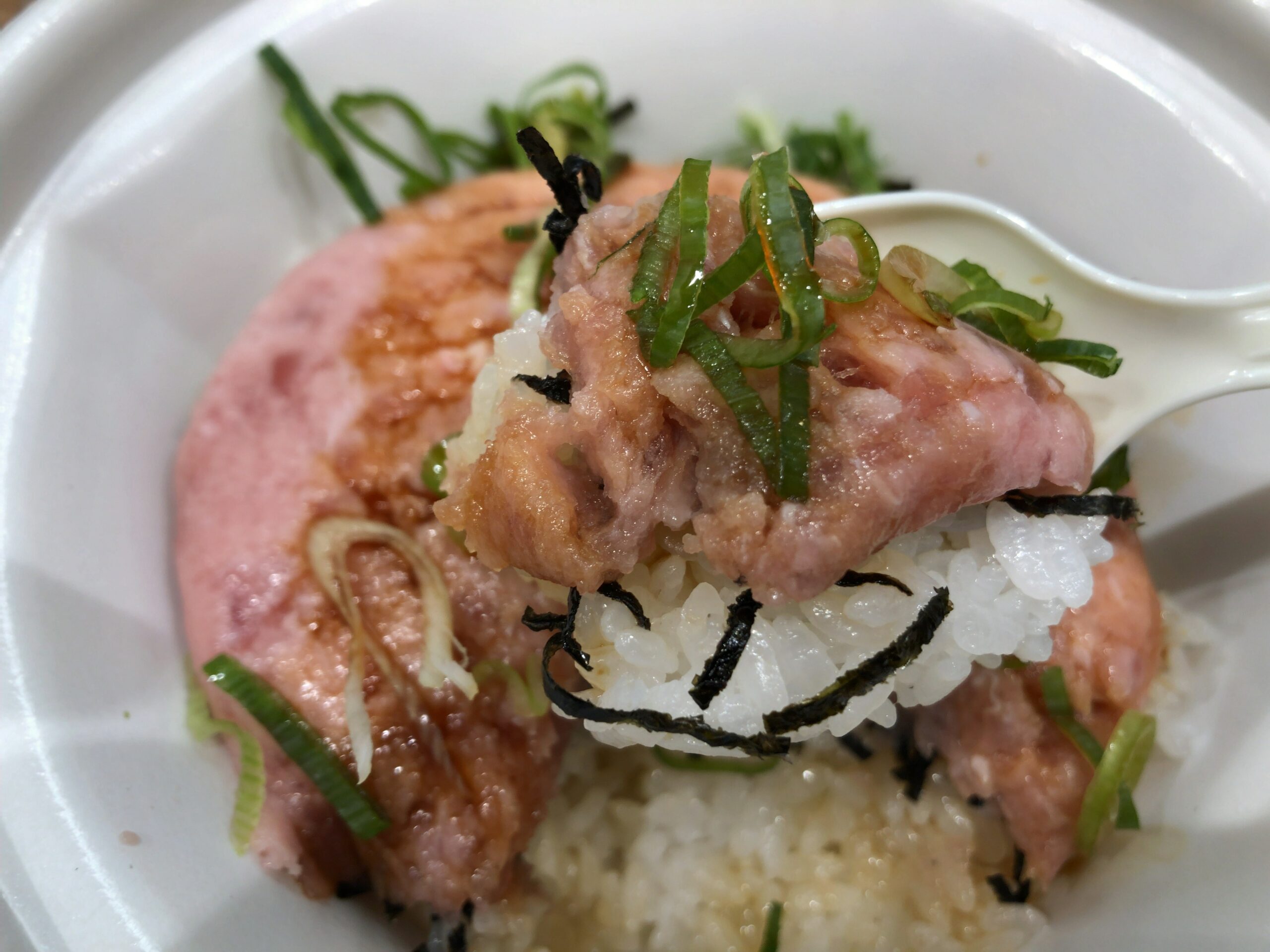 すき家「まぐろたたき丼」アップ