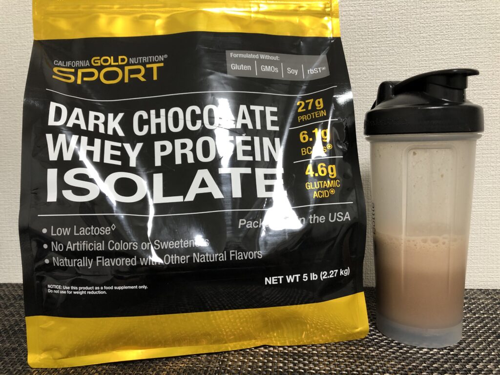 ホエイプロテインアイソレートのパッケージと、水に溶かしてシェイカーに入れたもの