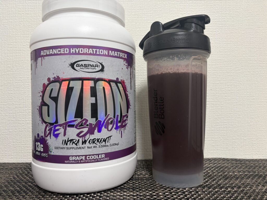 ギャスパリ・サイズオン(グレープクーラー味)のボトルと、水に溶かしたシェイカー