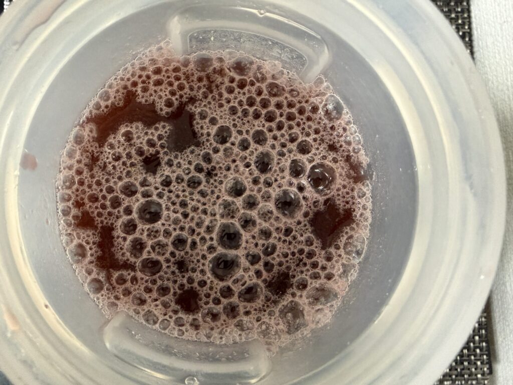 ギャスパリ・サイズオン(グレープクーラー味)を水に溶かした直後の泡立ち