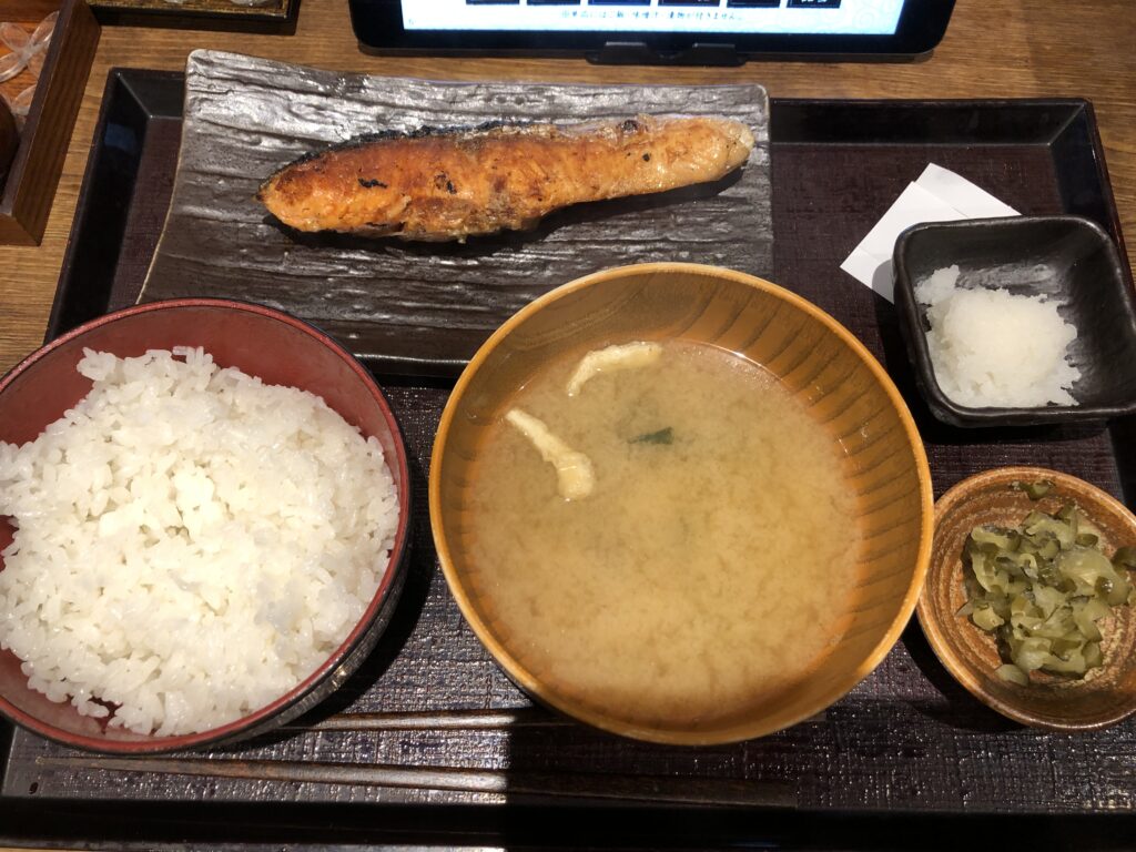 しんぱち食堂の銀鮭塩焼き定食