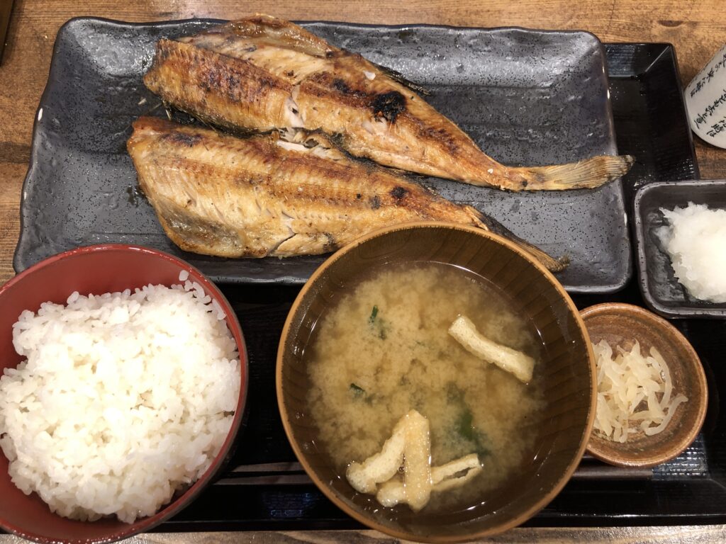 しんぱち食堂の「ほっけ定食 一尾」