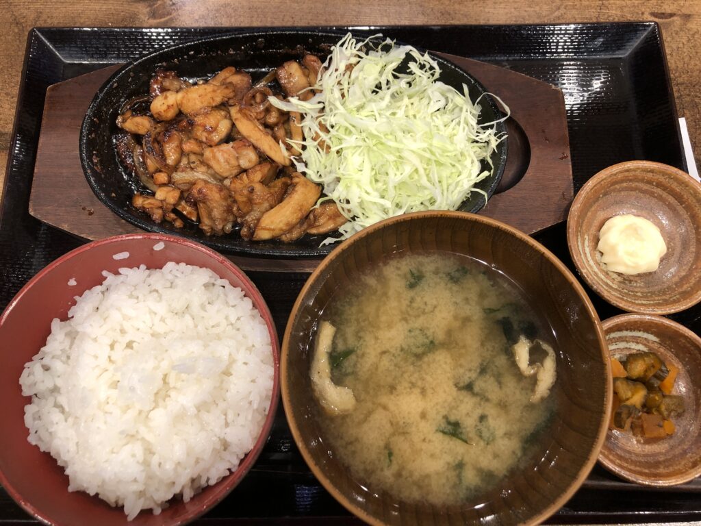 しんぱち食堂の鶏生姜焼き定食