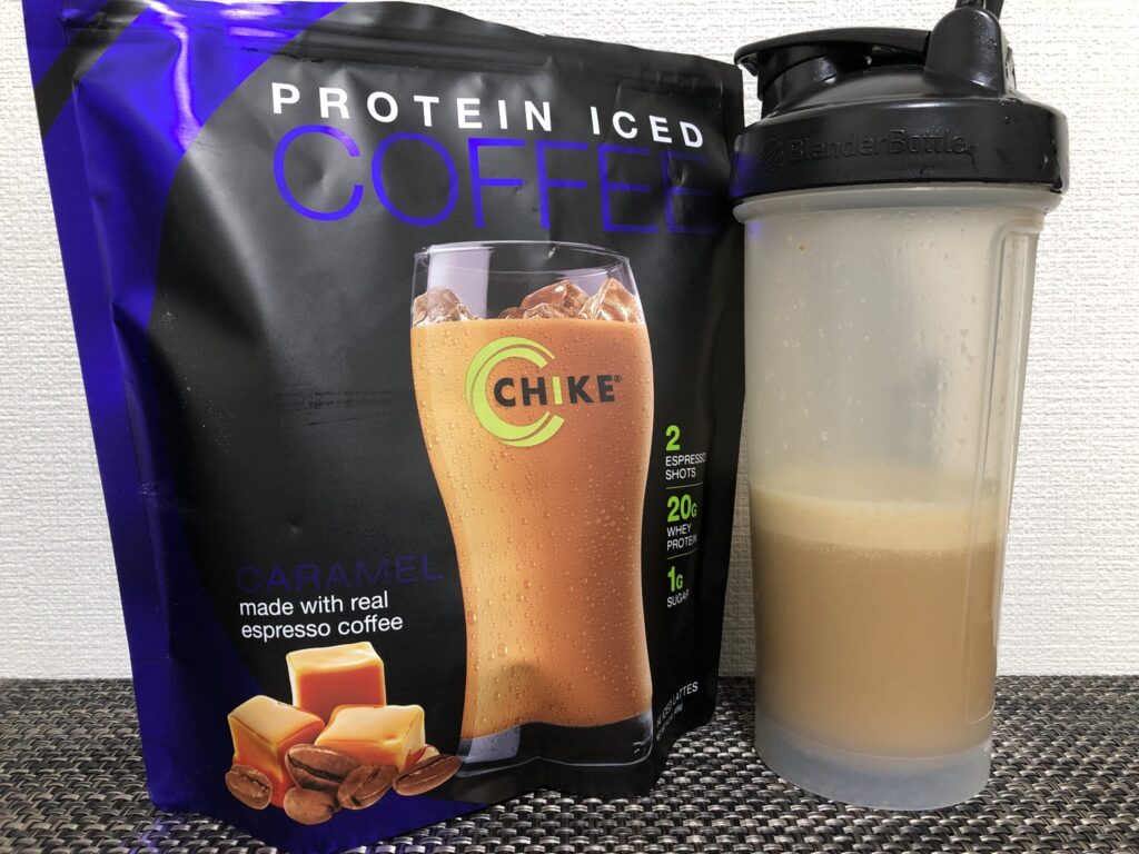 Chike Nutrition「ハイプロテイン ・コーヒー」のパッケージと、水に溶かしたプロテイン