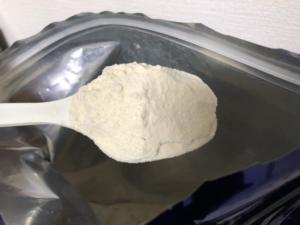 付属スプーンに盛られたエクスプロージョン・バニラ味の、パウダーのアップ画像