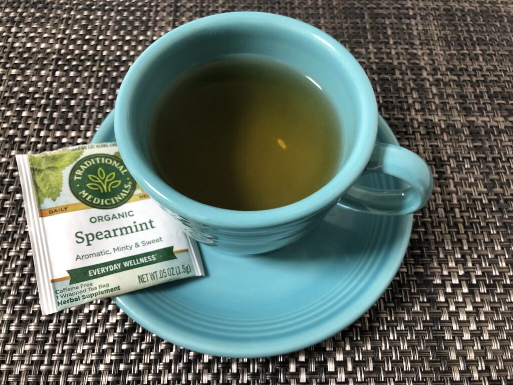 ティーカップに入れたTraditional Medicinals「オーガニックスペアミント」