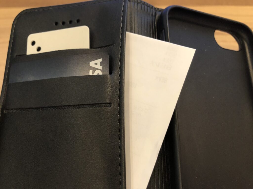 スマホケースに入ったカードキー、クレジットカード、レシート